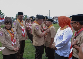Kak Nasir, Serahkan Penghargaan Kepada Anggota Pramuka Dewasa