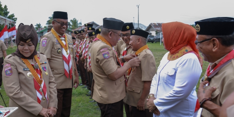 Kak Nasir, Serahkan Penghargaan Kepada Anggota Pramuka Dewasa