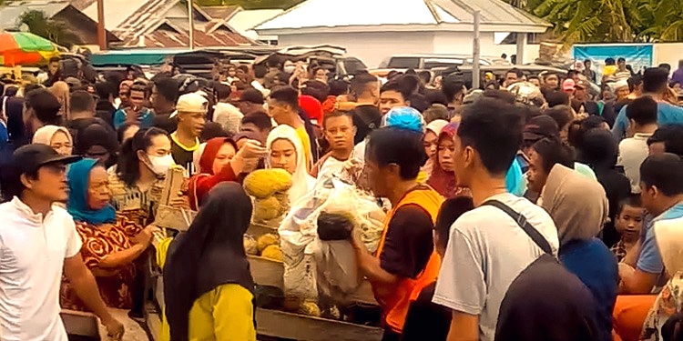 Akhir Pekan, Warga Berburu Durian di Pelabuhan Paguat