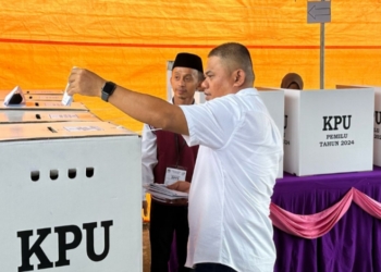 Nasir Giasi Gunakan Hak Pilih di TPS I Marisa Utara