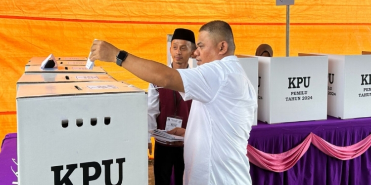 Nasir Giasi Gunakan Hak Pilih di TPS I Marisa Utara