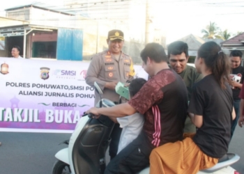 Momentum Ramadhan, Kapolres Pohuwato Bersama SMSI dan AJP Bagi-Bagi Takjil