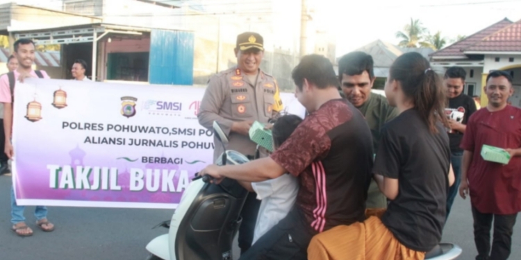 Momentum Ramadhan, Kapolres Pohuwato Bersama SMSI dan AJP Bagi-Bagi Takjil