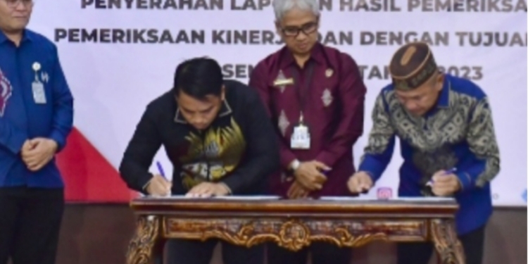 Bupati dan Wakil Ketua DPRD Pohuwato Terima LHP dari Kepala BPK RI