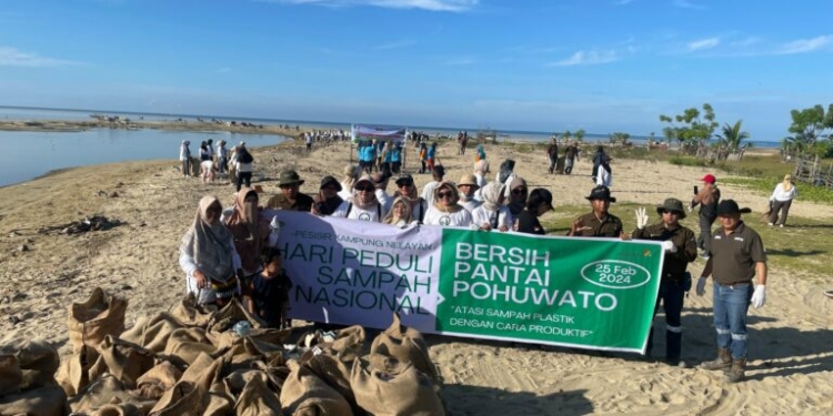 Peringati HPSN 2024, Pani Gold Project Gelar Bersih Pantai Bersama DLH