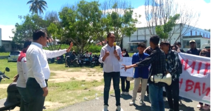 Mahasiswa Desak Rektor Copot Wakil Rektor II Unipo