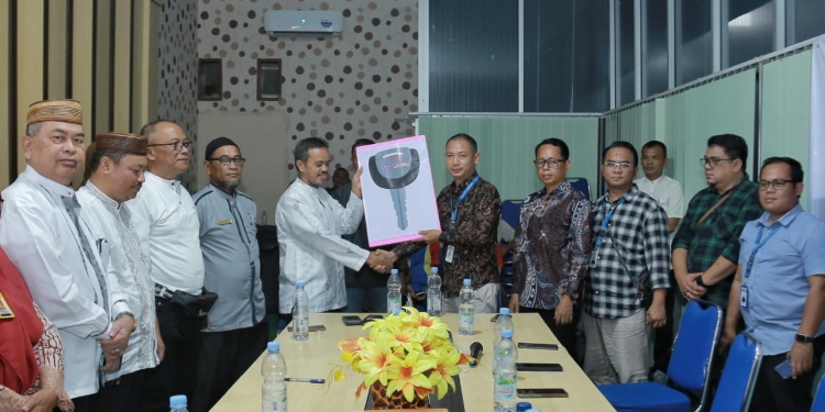 Indomaret Serahkan Bantuan 2 Unit Kendaraan ke Pemda Pohuwato