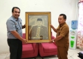 DPRD Pohuwato Terima Lukisan ‘Nasir Giasi’ Karya Narapidana Lapas Pohuwato