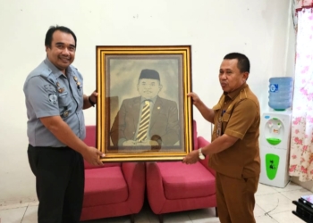 DPRD Pohuwato Terima Lukisan ‘Nasir Giasi’ Karya Narapidana Lapas Pohuwato