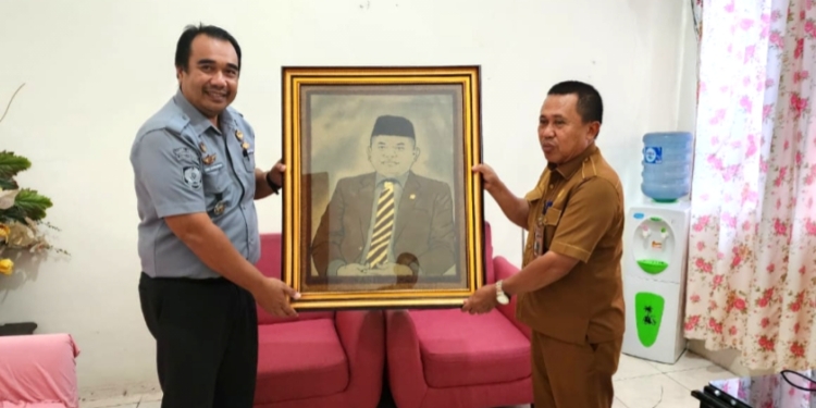 DPRD Pohuwato Terima Lukisan ‘Nasir Giasi’ Karya Narapidana Lapas Pohuwato