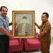 DPRD Pohuwato Terima Lukisan ‘Nasir Giasi’ Karya Narapidana Lapas Pohuwato