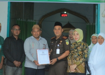 Kunjungi Masjid di Desa Bulili, Kejari Pohuwato Serahkan Bantuan