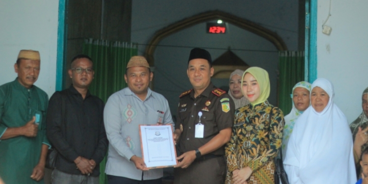 Kunjungi Masjid di Desa Bulili, Kejari Pohuwato Serahkan Bantuan