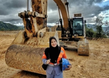 Felni Ruiba, Wanita Pohuwato yang Jadi Operator Excavator PGP