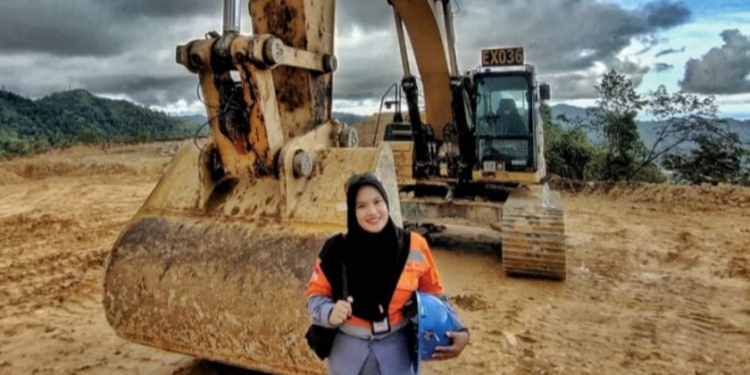 Felni Ruiba, Wanita Pohuwato yang Jadi Operator Excavator PGP