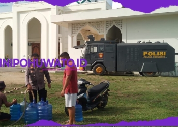 Polres Pohuwato Salurkan Air Bersih untuk Warga Terdampak Banjir