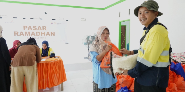 Masyarakat Lingkar Tambang Antusias Mengikuti Pasar Murah Ramadan Tambang Emas Pani