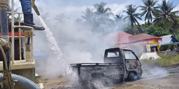 Pick Up Terbakar di Hulawa, Tim ERT Pani Gold Mine Sigap Cegah Api Meluas