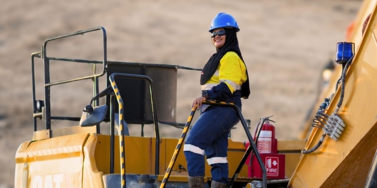 Felni Ruiba, Operator Excavator Perempuan Pertama di Pani Gold Mine Asal Pohuwato