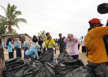 Pani Gold Mine Peduli Lingkungan Hidup, Bersihkan Sampah di Kampung Nelayan Desa Pohuwato