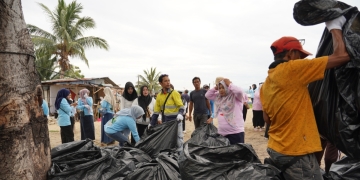 Pani Gold Mine Peduli Lingkungan Hidup, Bersihkan Sampah di Kampung Nelayan Desa Pohuwato