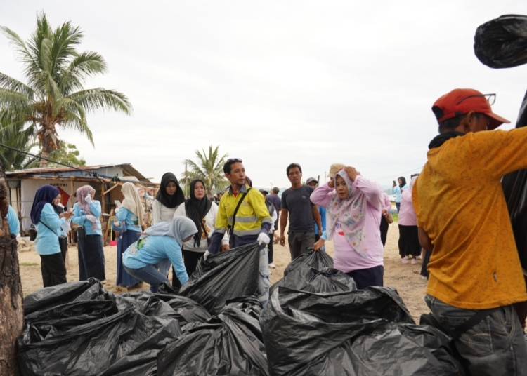 Pani Gold Mine Peduli Lingkungan Hidup, Bersihkan Sampah di Kampung Nelayan Desa Pohuwato