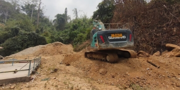 Pani Gold Mine Turunkan Excavator, Bersihkan Endapan Lumpur di Intake Air Terang