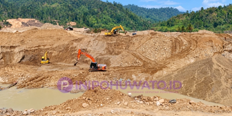 Excavator Berbagai Merek Beroperasi di Botudulanga, Jalan Umum Ikut Terancam